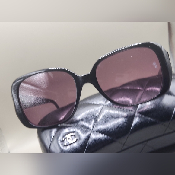 Chanel Sunglasses Logo Pearlized CC - Picture 3 of 8